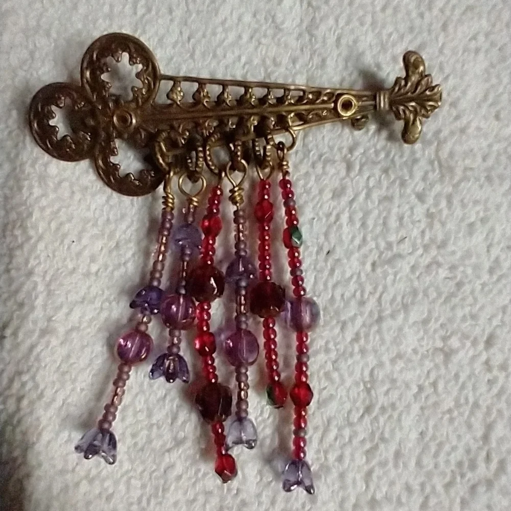Goldtone purple red decorative dangle tassel beads brooch